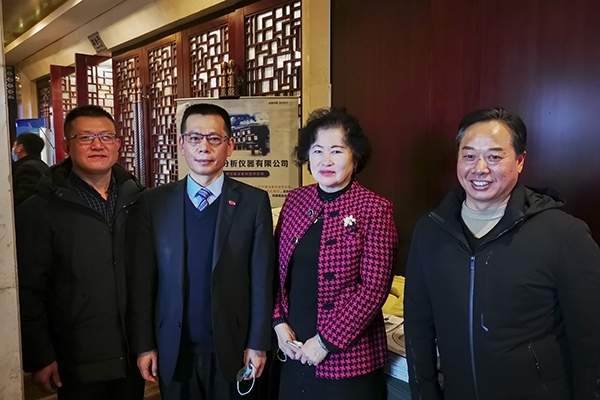 中國鑄造協(xié)會秘書長張志勇，天津鑄鍛行業(yè)協(xié)會秘書長王繼英蒞臨創(chuàng)想儀器展位前參觀指導